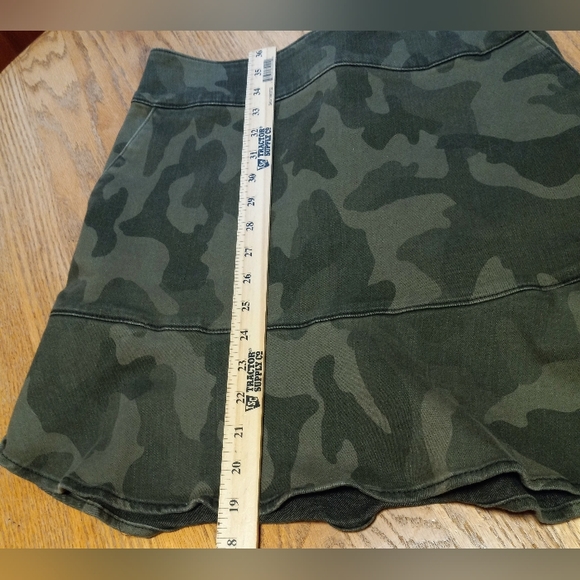 White House Black Market Camo Flounce Hem Boot Women's Skirt Size 6 - Picture 12 of 13